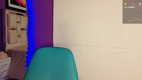 Snapshot of emilyy_cooperr chatting on June 1, 12:18 pm emilyy_cooperr online show from June 1, 12:18 pm