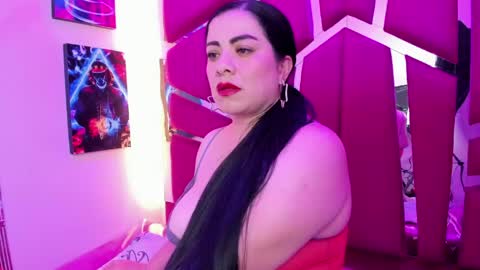 Snapshot of emilyy_moon_ chatting on June 4, 3:23 am Emilyy Moon online show from June 4, 3:23 am