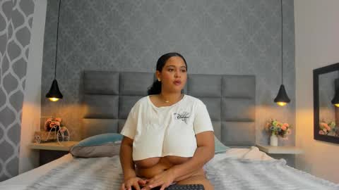 emilyy_r online show from November 13, 7:46 pm