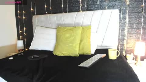 Snapshot of emilyy_sexy01 chatting on December 6, 5:53 am emilyy_sexy01 online show from December 6, 5:53 am