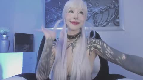 Snapshot of eminence_shadow chatting on February 24, 3:04 am ELLE DANIELLE online show from February 24, 3:04 am