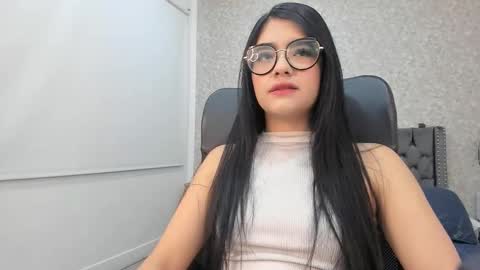 Snapshot of emma_1025 chatting on October 29, 12:51 pm emma online show from October 29, 12:51 pm