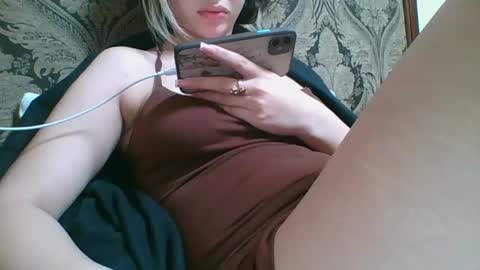 Snapshot of emma_991 chatting on January 23, 3:22 pm emma_991 online show from January 23, 3:22 pm