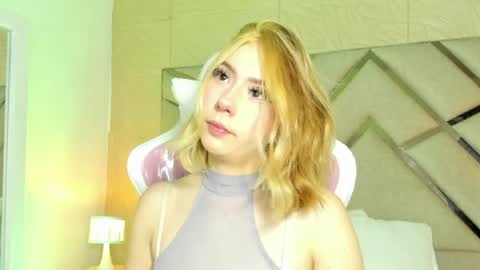Snapshot of emma__copper chatting on April 6, 12:50 pm emaa online show from April 6, 12:50 pm
