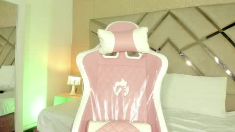 Snapshot of emma__copper chatting on April 22, 12:50 pm emaa online show from April 22, 12:50 pm