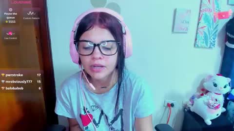 Snapshot of emma_boo_ chatting on November 1, 4:31 pm emma_boo_ online show from November 1, 4:31 pm