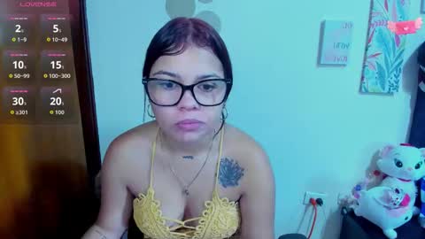 Snapshot of emma_boo_ chatting on November 4, 2:27 pm emma_boo_ online show from November 4, 2:27 pm