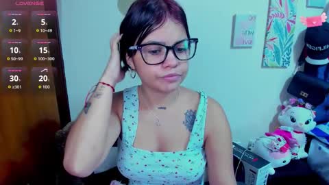 Snapshot of emma_boo_ chatting on November 9, 7:12 pm emma_boo_ online show from November 9, 7:12 pm