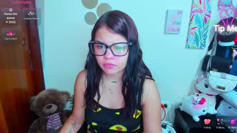 Snapshot of emma_boo_ chatting on December 1, 3:50 pm emma_boo_ online show from December 1, 3:50 pm