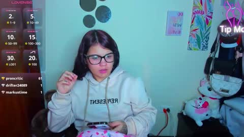 Snapshot of emma_boo_ chatting on December 2, 3:56 am emma_boo_ online show from December 2, 3:56 am