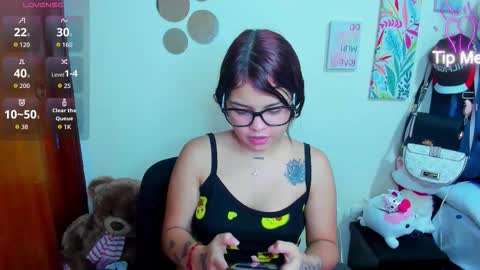 Snapshot of emma_boo_ chatting on December 2, 4:13 pm emma_boo_ online show from December 2, 4:13 pm