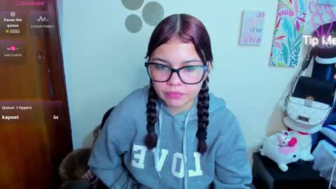 Snapshot of emma_boo_ chatting on December 4, 7:33 pm emma_boo_ online show from December 4, 7:33 pm