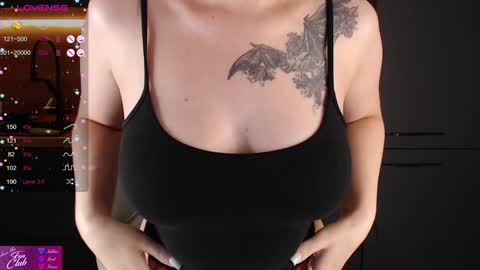 Snapshot of emma_bryan chatting on December 10, 7:11 pm Emma online show from December 10, 7:11 pm