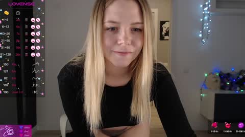 Snapshot of emma_bryan chatting on December 11, 10:58 am Emma online show from December 11, 10:58 am
