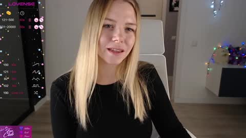 Snapshot of emma_bryan chatting on December 11, 2:11 pm Emma online show from December 11, 2:11 pm