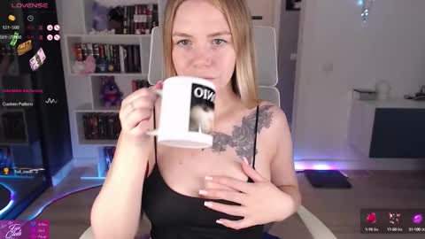 Snapshot of emma_bryan chatting on September 18, 8:55 pm Emma online show from September 18, 8:55 pm