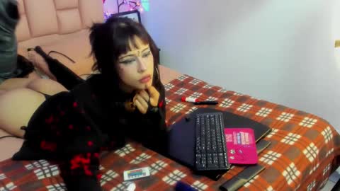 Snapshot of emma_cg chatting on February 28, 6:31 pm Emma Or you can call me cutie online show from February 28, 6:31 pm