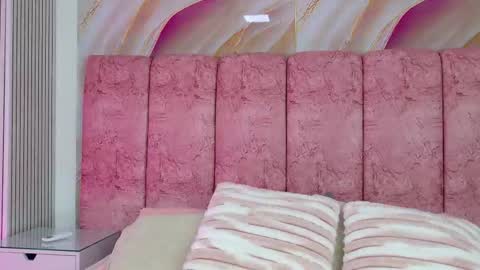 Snapshot of emma_curvy1 chatting on February 18, 3:13 am Emma online show from February 18, 3:13 am