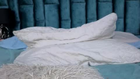 Emma online show from December 14, 1:27 pm