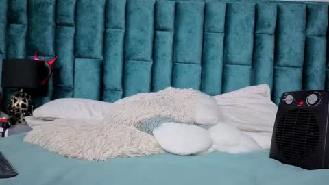 Snapshot of emma_foxi chatting on February 19, 8:27 pm Emma online show from February 19, 8:27 pm