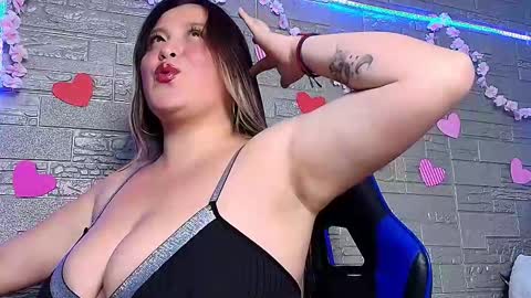 Snapshot of emma_honey__ chatting on December 15, 12:15 am Emma Miel online show from December 15, 12:15 am