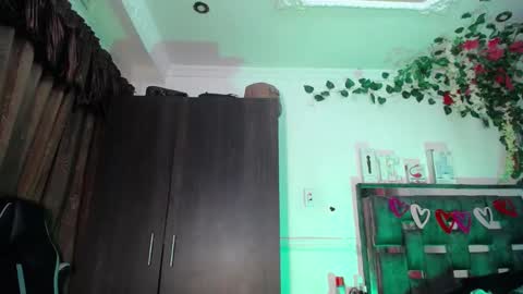 Snapshot of emma_hoot1 chatting on February 25, 12:58 am emma online show from February 25, 12:58 am