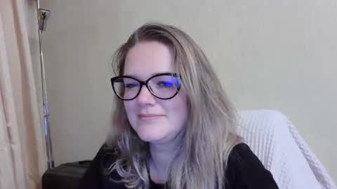 Snapshot of emma_misty_ chatting on September 23, 4:32 pm emma_misty_ online show from September 23, 4:32 pm