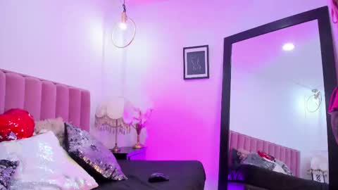 Snapshot of emma_moore8 chatting on November 28, 10:45 pm Emma online show from November 28, 10:45 pm