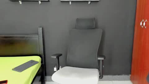 Snapshot of emma_muscle_ chatting on November 6, 3:24 pm emma online show from November 6, 3:24 pm