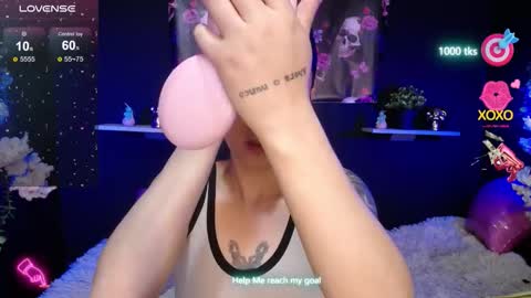 Snapshot of emma_sweethot chatting on February 13, 5:53 pm Emma Black online show from February 13, 5:53 pm