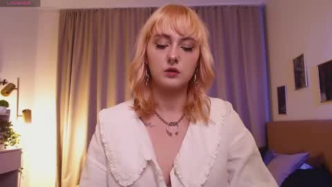 Snapshot of emma_thomps chatting on June 1, 2:08 pm Rose online show from June 1, 2:08 pm