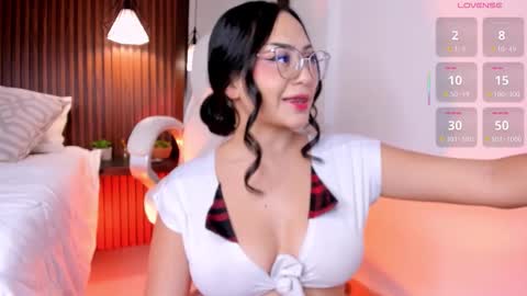 Snapshot of emma_white_01 chatting on January 7, 2:36 am emma your love online show from January 7, 2:36 am