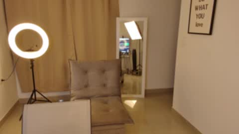 Snapshot of emmabeecker_ chatting on December 2, 5:37 am Emma online show from December 2, 5:37 am