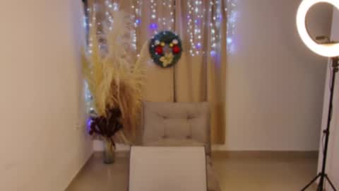 Snapshot of emmabeecker_ chatting on December 21, 6:09 am Emma online show from December 21, 6:09 am