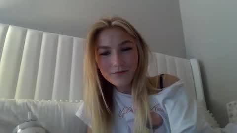 Snapshot of emmabrooksxo chatting on February 26, 12:53 am Emmaxbrooksxo online show from February 26, 12:53 am