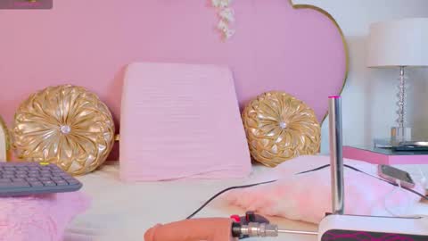 Snapshot of emmacrush chatting on October 24, 10:39 pm Welcome Im yosein Your love is my passion activate it with your tips and enjoy with me online show from October 24, 10:39 pm