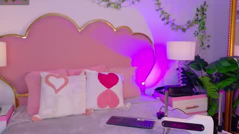 Snapshot of emmacrush chatting on December 22, 9:45 pm Welcome Im yosein Your love is my passion activate it with your tips and enjoy with me online show from December 22, 9:45 pm