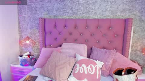 Snapshot of emmacrush chatting on February 26, 9:03 pm Welcome Im yosein Your love is my passion activate it with your tips and enjoy with me online show from February 26, 9:03 pm