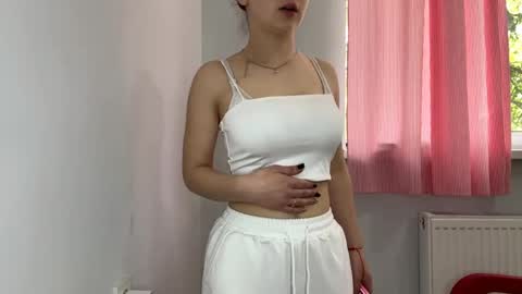 Snapshot of emmagerhauser chatting on May 2, 12:21 pm emmagerhauser online show from May 2, 12:21 pm