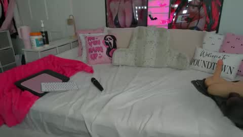 Snapshot of emmagray01 chatting on October 17, 6:43 pm emmagray01 online show from October 17, 6:43 pm