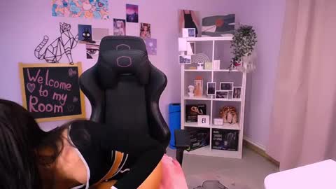 Emma online show from December 7, 9:28 am