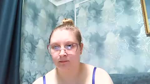 Snapshot of emmamelody944534 chatting on June 2, 5:15 pm emmamelody online show from June 2, 5:15 pm