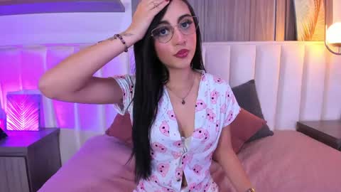 Snapshot of emmarios_qm chatting on April 16, 9:04 pm Emma online show from April 16, 9:04 pm