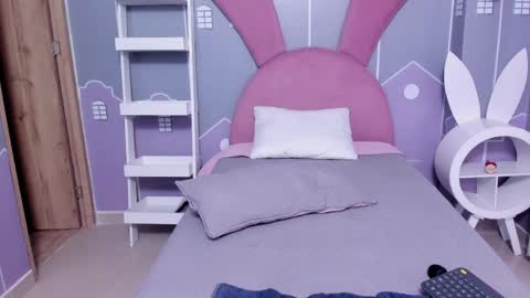 emmathompson__ online show from April 12, 1:49 pm