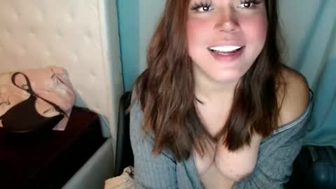 Snapshot of emmawatsoons chatting on November 6, 9:26 pm YourDreamGirl Emma online show from November 6, 9:26 pm