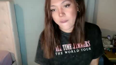 Snapshot of emmawatsoons chatting on November 8, 3:50 am YourDreamGirl Emma online show from November 8, 3:50 am