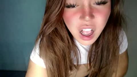 Snapshot of emmawatsoons chatting on November 18, 11:48 pm YourDreamGirl Emma online show from November 18, 11:48 pm