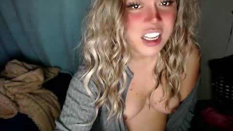 Snapshot of emmawatsoons chatting on November 25, 12:21 am YourDreamGirl Emma online show from November 25, 12:21 am