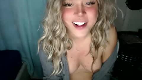 Snapshot of emmawatsoons chatting on December 1, 2:27 am YourDreamGirl Emma online show from December 1, 2:27 am