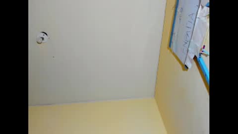 Snapshot of emmawuilian chatting on December 2, 4:53 am hi im emmalina welcome to your happy place online show from December 2, 4:53 am